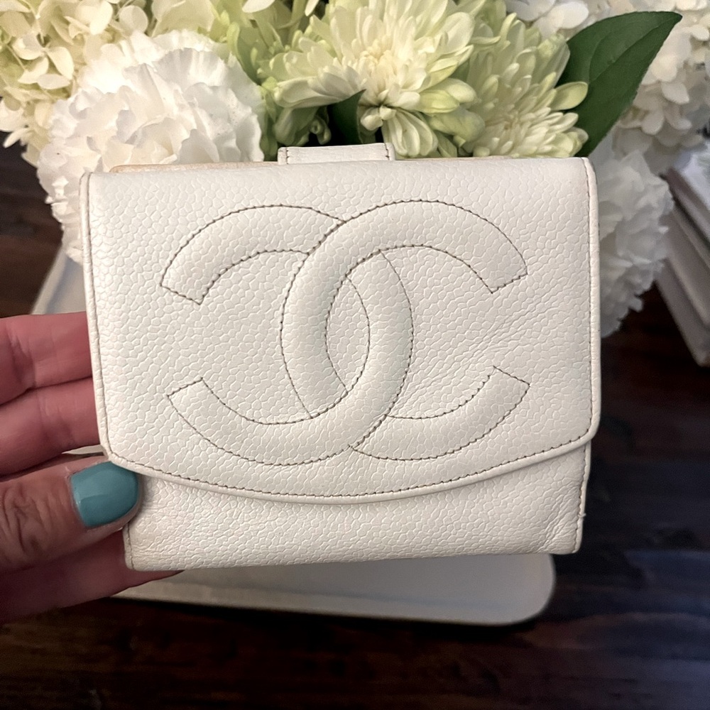 VINTAGE Caviar Timeless CC BIFOLD Wallet in White - Picture 14 of 16